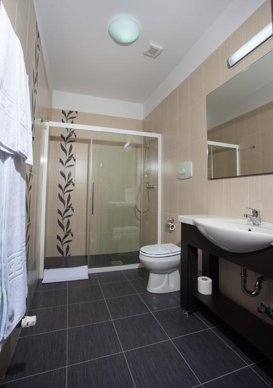 Pensiunea Laci Csarda Ernei Habitación foto